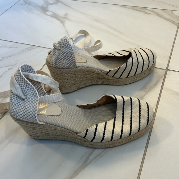 Brand new never worn out doors size 40 Pimaz lace up wedges. - Picture 2 of 5